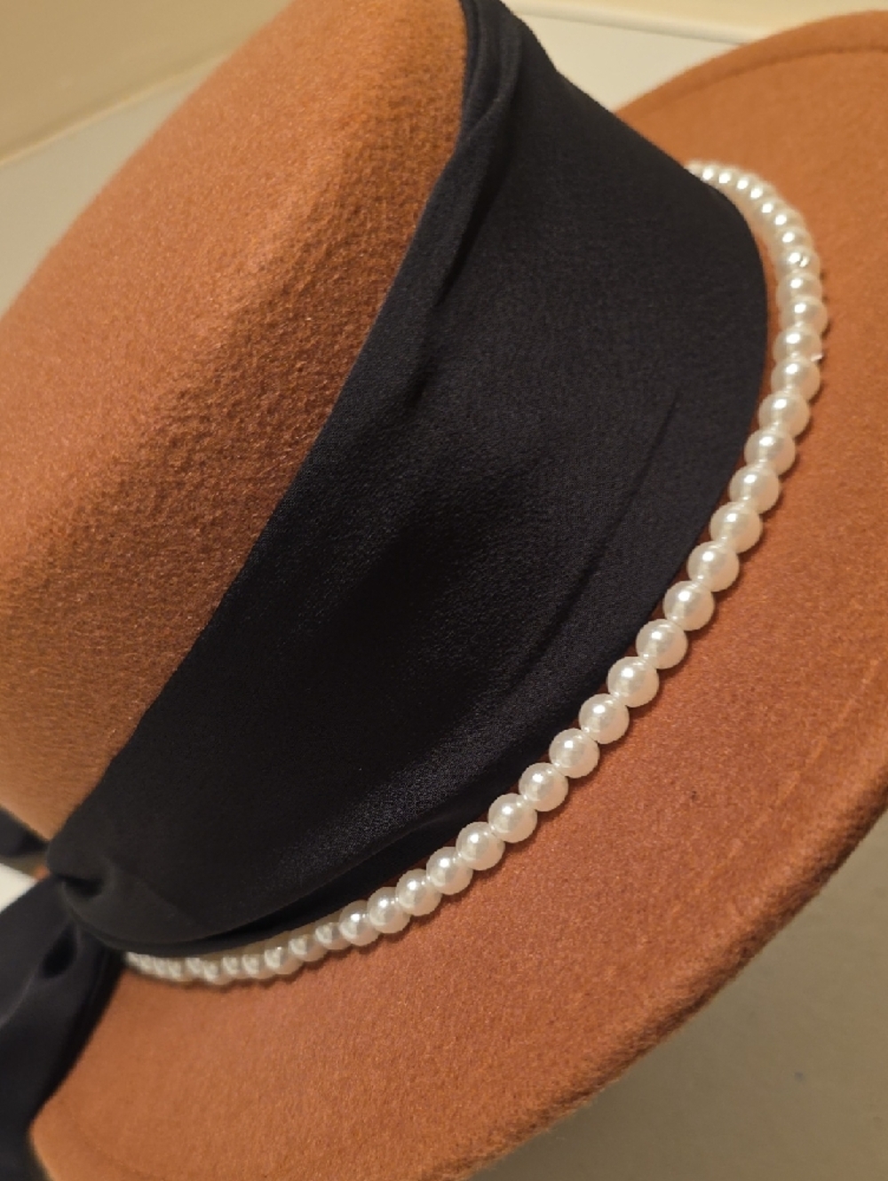 Pearl-Trim Brown Felt Women's Hat with Black Bow - Picture 6 of 9